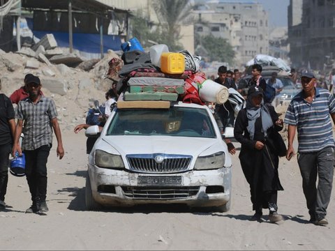 FOTO: Kembali Dipaksa Mengungsi Oleh Israel, Warga Palestina di Gaza Bondong-Bondong Jalan Kaki Tinggalkan Timur Khan Younis Menuju Barat