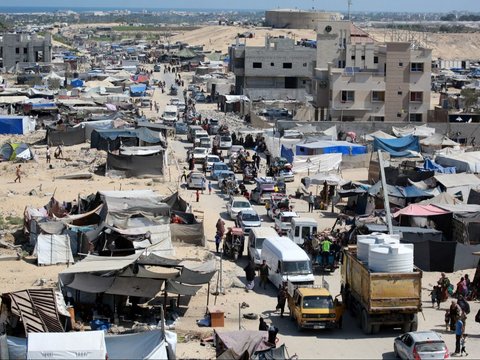 FOTO: Kembali Dipaksa Mengungsi Oleh Israel, Warga Palestina di Gaza Bondong-Bondong Jalan Kaki Tinggalkan Timur Khan Younis Menuju Barat