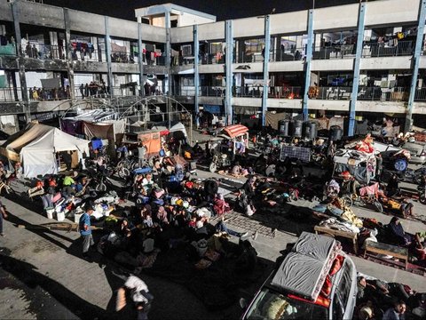 FOTO: Kembali Dipaksa Mengungsi Oleh Israel, Warga Palestina di Gaza Bondong-Bondong Jalan Kaki Tinggalkan Timur Khan Younis Menuju Barat