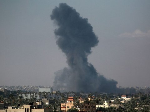 FOTO: Kembali Dipaksa Mengungsi Oleh Israel, Warga Palestina di Gaza Bondong-Bondong Jalan Kaki Tinggalkan Timur Khan Younis Menuju Barat