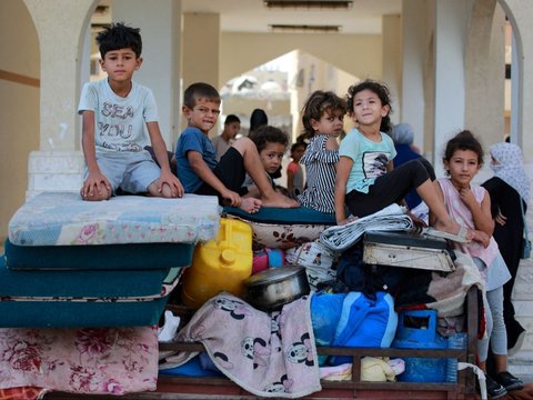 FOTO: Kembali Dipaksa Mengungsi Oleh Israel, Warga Palestina di Gaza Bondong-Bondong Jalan Kaki Tinggalkan Timur Khan Younis Menuju Barat