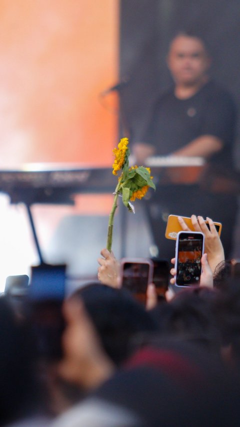 Ketika lirik pertama 'Gala Bunga Matahari' dilantunkan, penonton pun langsung ikut bernyanyi bersama. Tak sedikit penonton yang menitikkan air mata selama menyanyikan lagu tersebut. Foto: Merdeka.com/Nanda Farikh Ibrahim