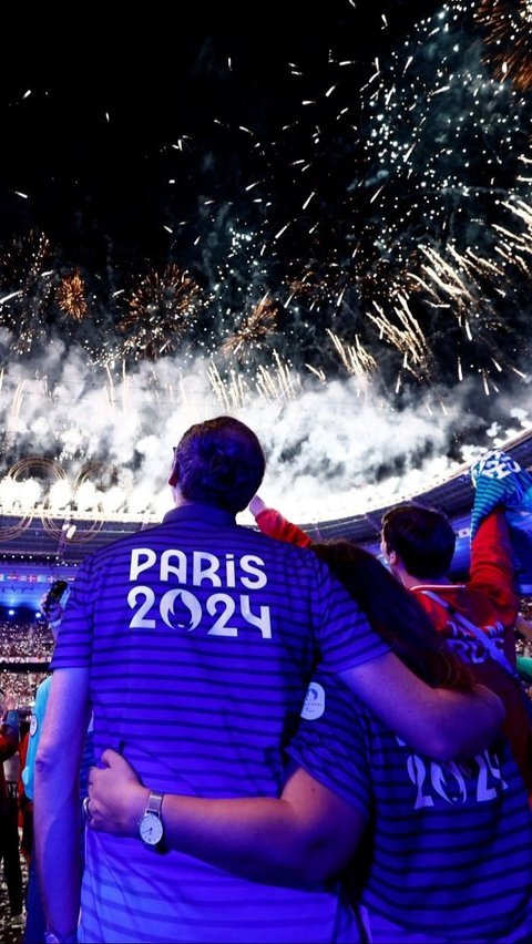 FOTO: Semarak Penutupan Olimpiade 2024 di Paris: Mulai Pesta Kembang Api hingga Atraksi Mendebarkan Tom Cruise Lompat dari Atap Stadion