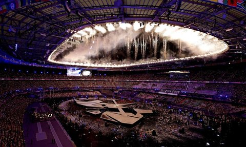 FOTO: Semarak Penutupan Olimpiade 2024 di Paris: Mulai Pesta Kembang Api hingga Atraksi Mendebarkan Tom Cruise Lompat dari Atap Stadion