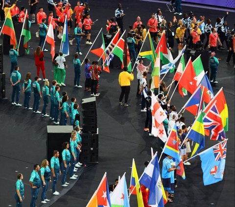 FOTO: Semarak Penutupan Olimpiade 2024 di Paris: Mulai Pesta Kembang Api hingga Atraksi Mendebarkan Tom Cruise Lompat dari Atap Stadion