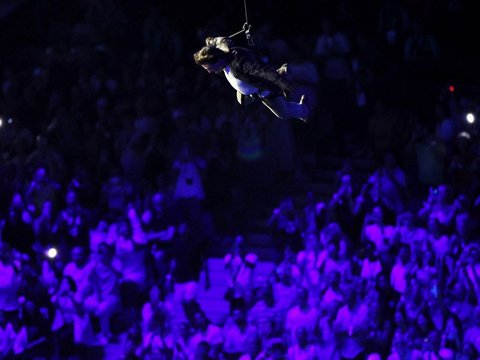 FOTO: Semarak Penutupan Olimpiade 2024 di Paris: Mulai Pesta Kembang Api hingga Atraksi Mendebarkan Tom Cruise Lompat dari Atap Stadion