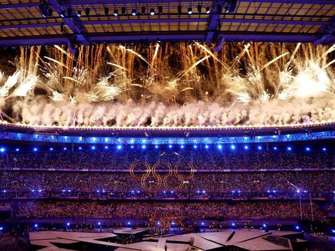 FOTO: Semarak Penutupan Olimpiade 2024 di Paris: Mulai Pesta Kembang Api hingga Atraksi Mendebarkan Tom Cruise Lompat dari Atap Stadion