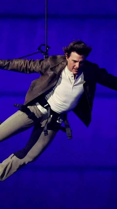 Kehebohan penonton semakin menggema ketika aktor asal Amerika Serikat, Tom Cruise, tampil dengan aksi menegangkan. Foto: Reuters