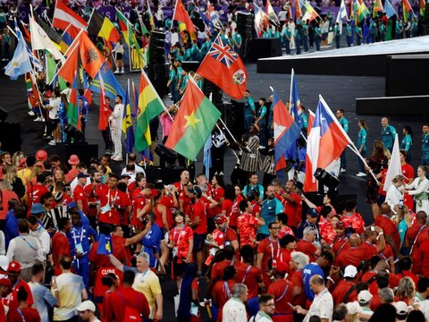 FOTO: Semarak Penutupan Olimpiade 2024 di Paris: Mulai Pesta Kembang Api hingga Atraksi Mendebarkan Tom Cruise Lompat dari Atap Stadion