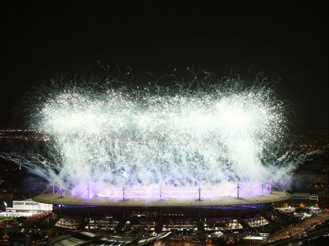 FOTO: Semarak Penutupan Olimpiade 2024 di Paris: Mulai Pesta Kembang Api hingga Atraksi Mendebarkan Tom Cruise Lompat dari Atap Stadion