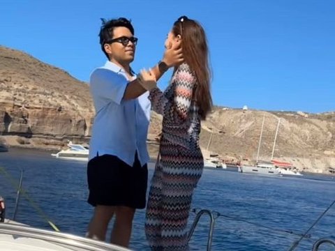 10 Potret Romantis Aaliyah Massaid dan Thoriq Halilintar Honeymoon di Santorini, Mesra Banget di Atas Kapal