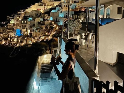 10 Potret Romantis Aaliyah Massaid dan Thoriq Halilintar Honeymoon di Santorini, Mesra Banget di Atas Kapal