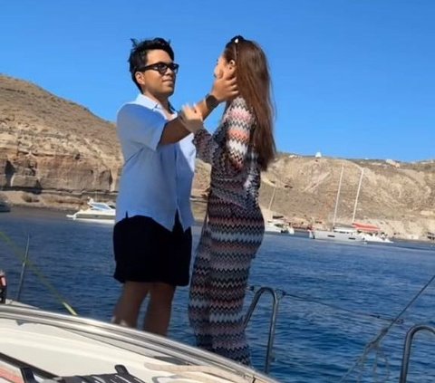 8 Potret Romantis Bulan Madu Aaliyah Massaid dan Thoriq Halilintar di Santorini, Mesra di Atas Kapal hingga Berenang Bareng