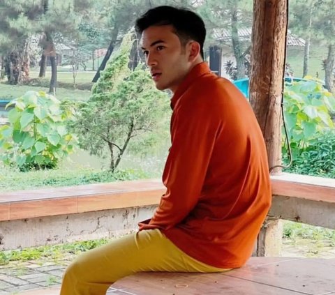 Portrait of Rizky Nazar Appearing in a Bright Outfit, Very Different!