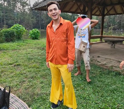 Portrait of Rizky Nazar Appearing in a Bright Outfit, Very Different!