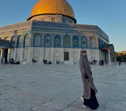 Portrait of Zaskia Mecca Visiting Al-Aqsa Mosque, Gives a Message of Legacy