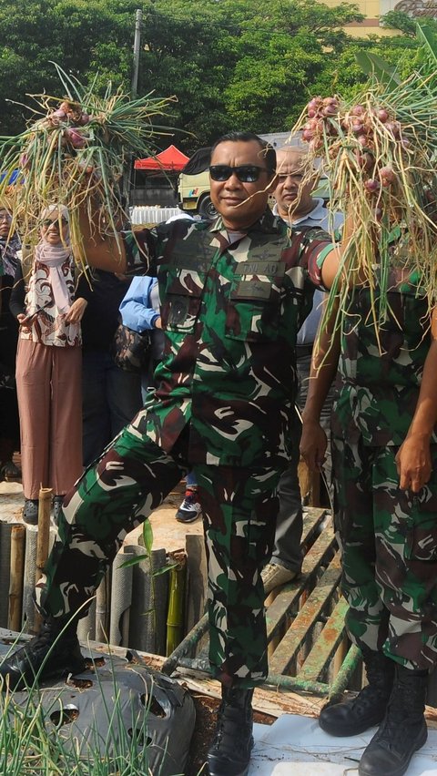 FOTO: Keceriaan Anak-Anak Sekolah Panen Bawang Bersama Anggota TNI di Depok