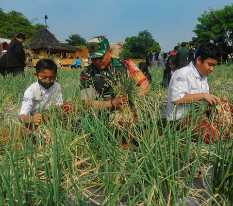 FOTO: Keceriaan Anak-Anak Sekolah Panen Bawang Bersama Anggota TNI di Depok