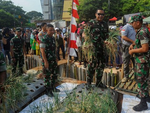 FOTO: Keceriaan Anak-Anak Sekolah Panen Bawang Bersama Anggota TNI di Depok