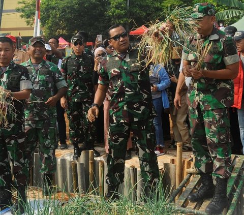 FOTO: Keceriaan Anak-Anak Sekolah Panen Bawang Bersama Anggota TNI di Depok