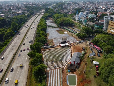 FOTO: Keceriaan Anak-Anak Sekolah Panen Bawang Bersama Anggota TNI di Depok