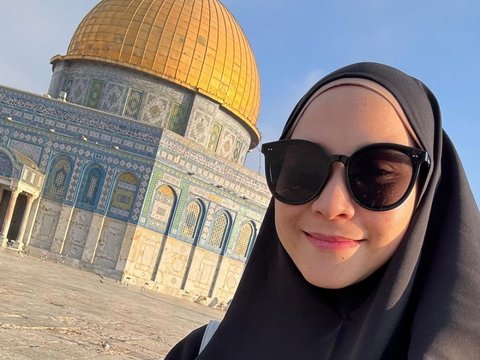 Portrait of Zaskia Mecca Visiting Al-Aqsa Mosque, Gives a Message of Legacy