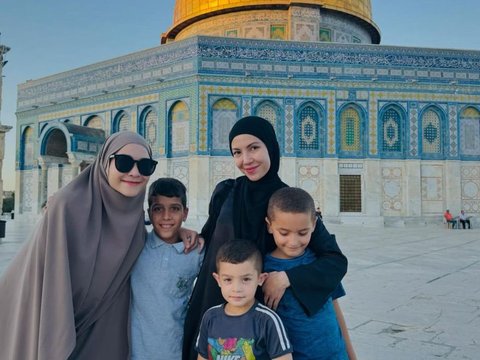 Portrait of Zaskia Mecca Visiting Al-Aqsa Mosque, Gives a Message of Legacy