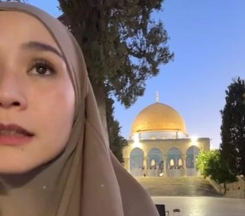 Portrait of Zaskia Mecca Visiting Al-Aqsa Mosque, Gives a Message of Legacy