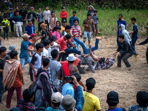 FOTO: Melihat Tradisi Sisemba, Duel Kaki Mendebarkan di Tana Toraja