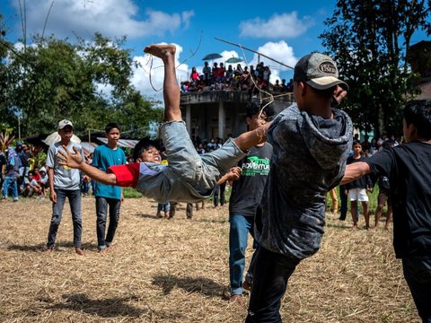 FOTO: Melihat Tradisi Sisemba, Duel Kaki Mendebarkan di Tana Toraja