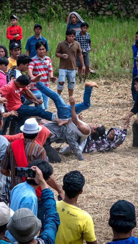 Meskipun terlihat brutal layaknya tawuran, para pemain Sisemba tidak ada rasa dendam di hati. Bukan soal menang atau kalah, tetapi saling menerima dan memupuk kebersamaan yang menjadi kunci permainan ini. Foto: Hariandi Hafid / AFP