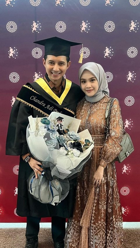 6 Potret Bahagia Chand Kelvin di Momen Wisuda S2 Didampingi Sang Istri Tercinta, Ternyata Lulusan Luar Negeri