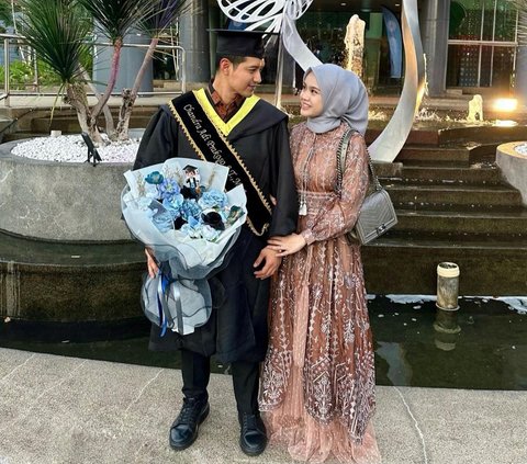 6 Potret Bahagia Chand Kelvin di Momen Wisuda S2 Didampingi Sang Istri Tercinta, Ternyata Lulusan Luar Negeri