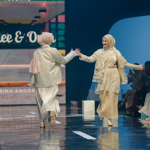 Potret Sabrina Anggraini Melenggang di Runway Mengenakan Busana Hijab, Tampil Satu Panggung Bersama Sang Adik Sama-sama Berparas Cantik