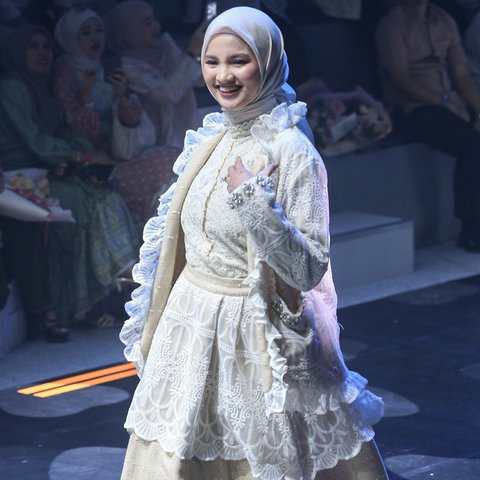 Potret Sabrina Anggraini Melenggang di Runway Mengenakan Busana Hijab, Tampil Satu Panggung Bersama Sang Adik Sama-sama Berparas Cantik