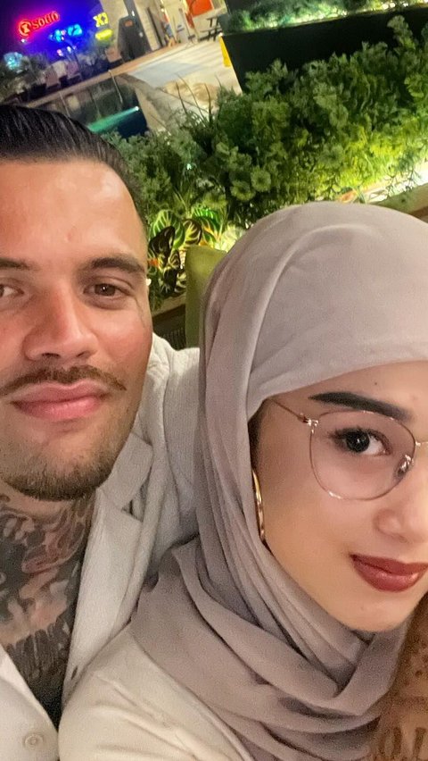 Diego juga kerap membagikan momen kemesraannya dengan Dhea. Tak lupa ia memberikan caption romantis yang menjadi pertanda betapa dirinya mencintai sang istri.