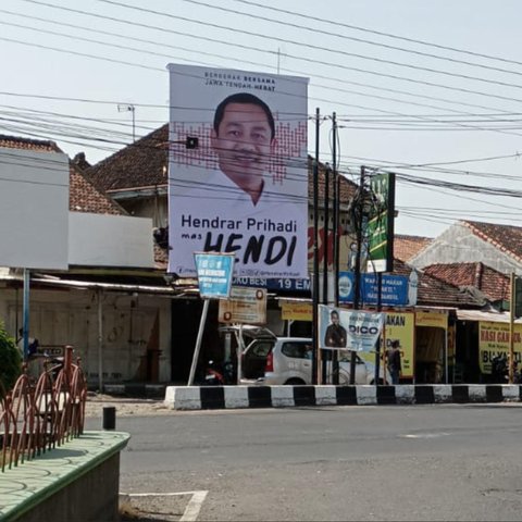 Relawan Gotong Royong Pasang Ribuan Spanduk dan Baliho Hendi di Jawa Tengah