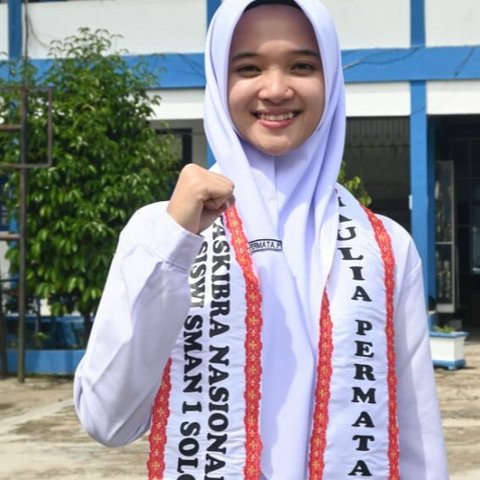 Intip Potret Maulina Permata Putri, Siswi Asal Sumbar Pembawa Baki Bendera HUT RI di IKN