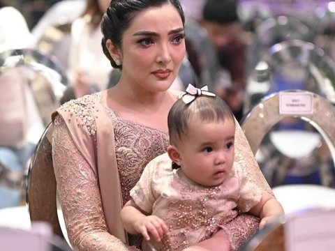 Foto-foto Terbaru Azura Anak Kedua Atta Halilintar & Aurel Kini Menginjak 9 Bulan, Makin Cantik Hingga Disebut 'Baby Bule'