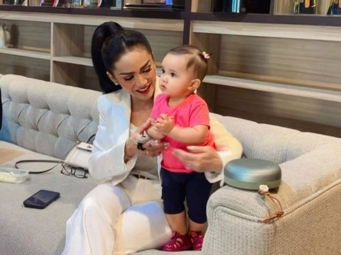 Foto-foto Terbaru Azura Anak Kedua Atta Halilintar & Aurel Kini Menginjak 9 Bulan, Makin Cantik Hingga Disebut 'Baby Bule'