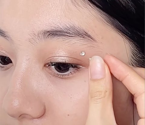 Beauty Content Creator Has Been Doing Makeup for Her Niece Since Elementary School to Teenage Years, Her Makeup Results Are Praised for Resembling Sherina