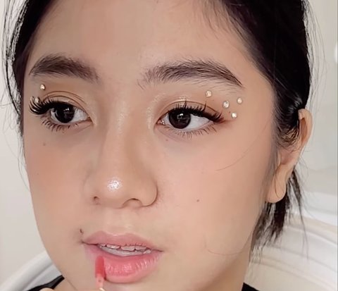 Beauty Content Creator Has Been Doing Makeup for Her Niece Since Elementary School to Teenage Years, Her Makeup Results Are Praised for Resembling Sherina