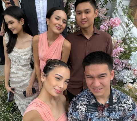 Cantiknya Beby Tsabina dan Sephora Jadi Bridesmaid di Pernikahan Cassandra Lee & Ryuken Lee, Kompak Pakai Dress Merah Muda