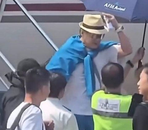 Potret Jackie Chan Menolak Sopan Saat Dipayungi Sekuriti di Bandara Indonesia, Bintang Top Dunia yang Tetap Bersahaja