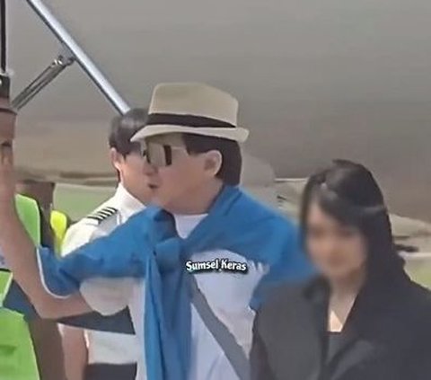 Potret Jackie Chan Menolak Sopan Saat Dipayungi Sekuriti di Bandara Indonesia, Bintang Top Dunia yang Tetap Bersahaja