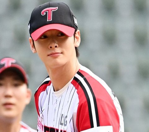 Visual Unreal, Potret Ganteng Cha Eun Woo Lakukan First Pitch di Pertandingan Baseball Langsung Buat Terpana