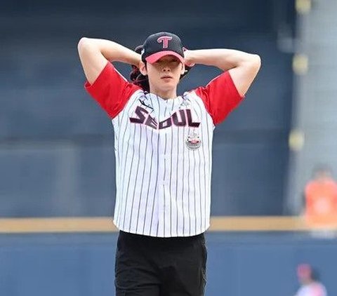 Visual Unreal, Potret Ganteng Cha Eun Woo Lakukan First Pitch di Pertandingan Baseball Langsung Buat Terpana