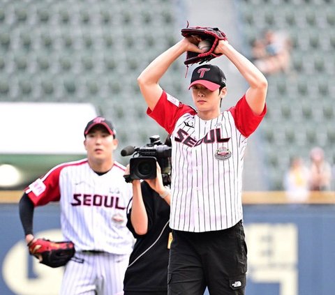 Visual Unreal, Potret Ganteng Cha Eun Woo Lakukan First Pitch di Pertandingan Baseball Langsung Buat Terpana