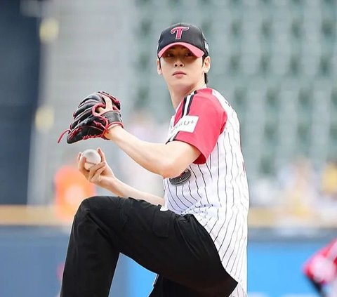 Visual Unreal, Potret Ganteng Cha Eun Woo Lakukan First Pitch di Pertandingan Baseball Langsung Buat Terpana