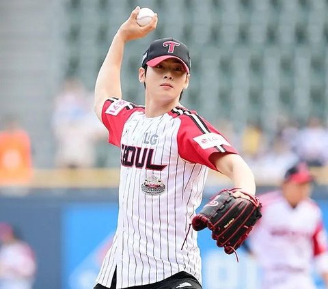 Visual Unreal, Potret Ganteng Cha Eun Woo Lakukan First Pitch di Pertandingan Baseball Langsung Buat Terpana